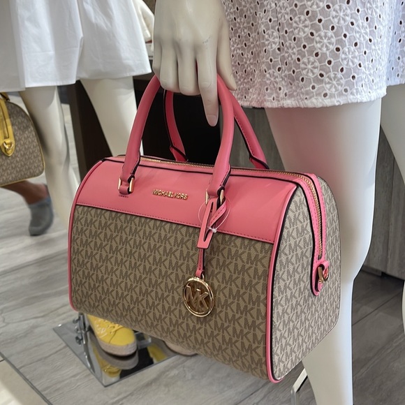 Michael Kors med Duffle Travel - Leather/Coated
35S2GTFU2B
Tea Rose
MD DUFFLE - Picture 13 of 16